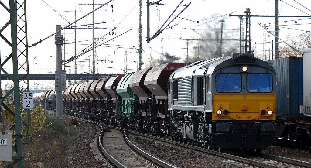 Ascendos Mietlok von ITL CB 1001 (92 80 1266 106-4 D-ITL, GM-EMD Bj.2006) mit Ganzzug Sch�ttgutwagen, 06.11.12 Bhf. Flughafen Berlin-Sch�nefeld.