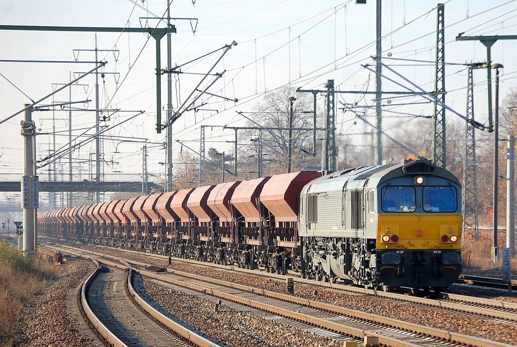 Ascendos Mietlok von ITL CB 1001 (92 80 1266 106-4 D-ITL) mit Ganzzug Sch�ttgutwagen, 14.11.12 Bhf. Flughafen Berlin-Sch�nefeld.