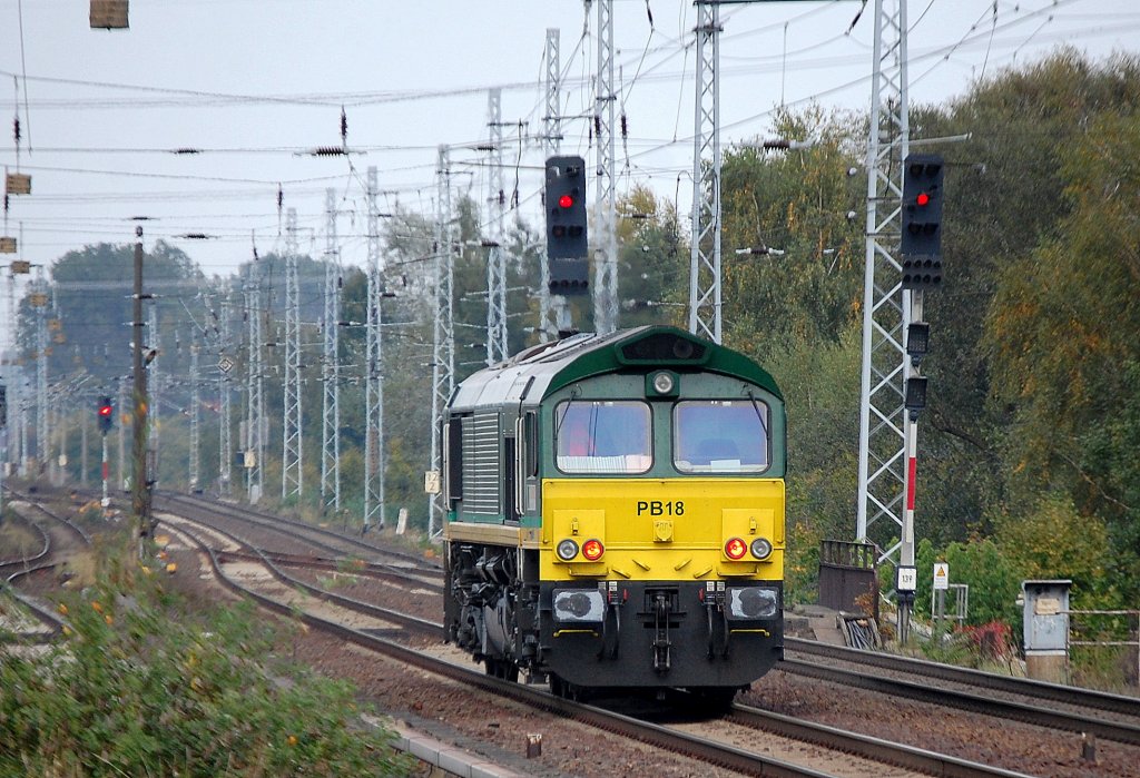 Ascendos Mietlok PB18 von ITL (92 80 1266 022-3 D-ITL) wartet am Haltesignal Abzweig Basdorf in Berlin-Karow auf das Freizeichen sicherlich um auf der Strecke einen Sch�ttgutwagen vom dort ans�ssigen Baustoffhandel abzuholen, 12.10.12