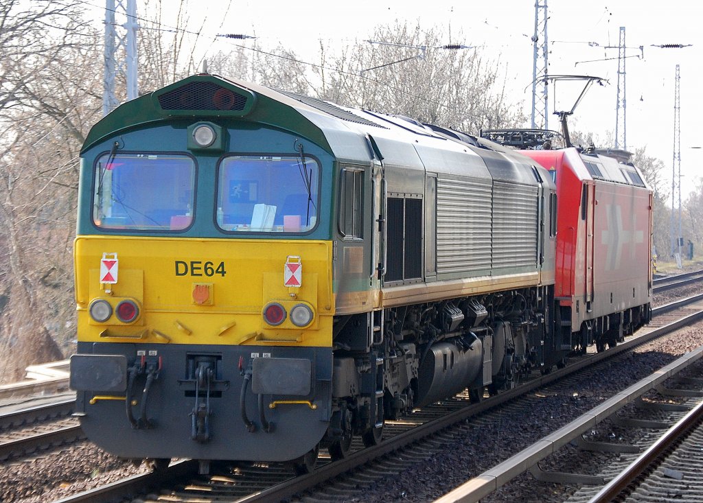 Ascendos Rail Leasinglok DE 64 (92 80 1266 064-5 D-HGK, GM-EMD Bj.2001) der HGK ist inzwischen in dunkelgr�n unterwegs, hier gezogen von HGK Lok 15 605-3 am 30.03.11 Berlin-Karow.