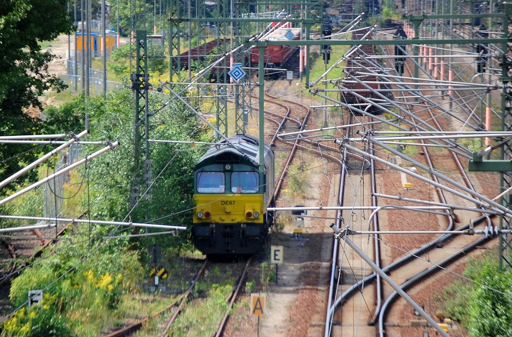 Ascendos Rail Leasinglok der HGK DE67 am 07.08.12 abgestellt gegen�ber dem Berliner Westhafen. 