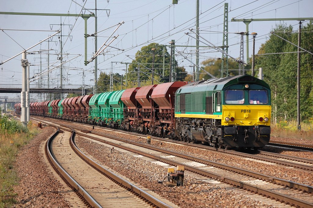 Ascendos Rail Leasinglok von ITL PB18 (92 80 1266 022-3 D-ITL) mit Ganzzug Sch�ttgutwagen f�hrt zu einer l�ngeren Pause im Bhf. Flughafen Berlin-Sch�nefeld ein, 21.08.12