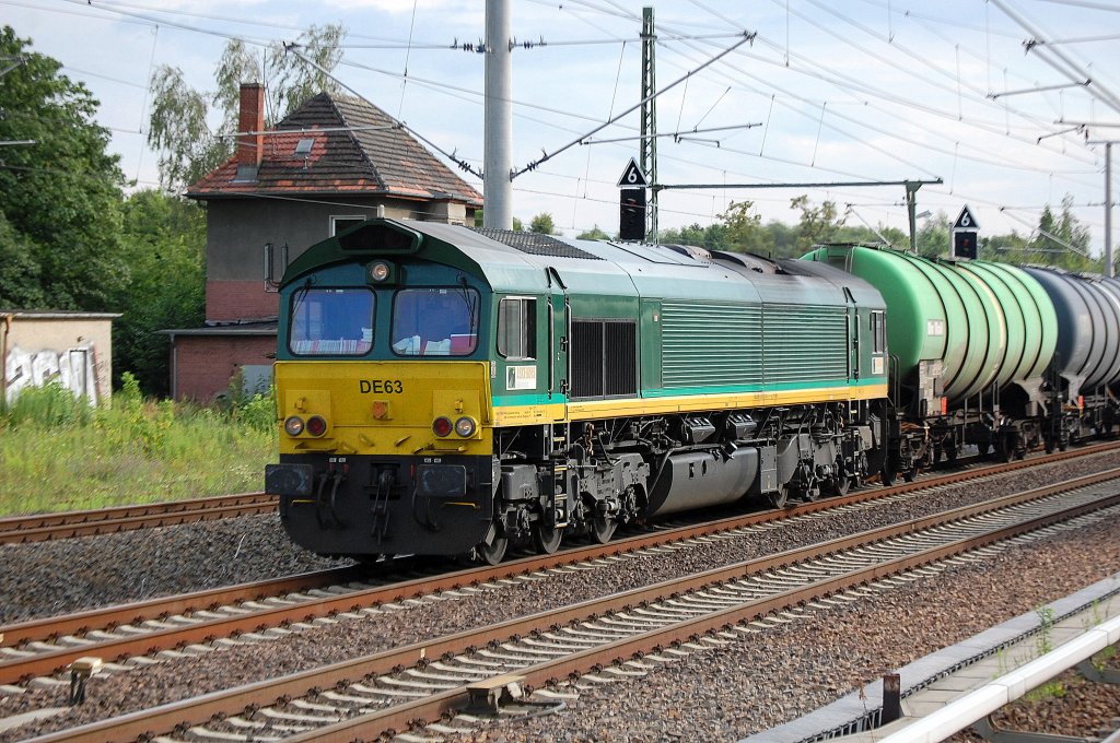 Ascendos Rail Mietlok von HGK DE63 (92 80 1266 063-7 D-HGK) mit Kesselwagenzug Richtung Bernau am 16.07.12 Berlin-Blankenburg.