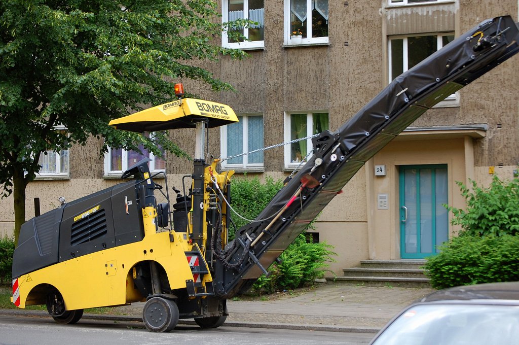 Asphaltfr�se vom Hersteller BOMAG (FAYAT GROUP) Typ BM 600/15 der Fa. FR�S-EXPRESS aus Berlin, 11.06.12 Berlin-Pankow. 