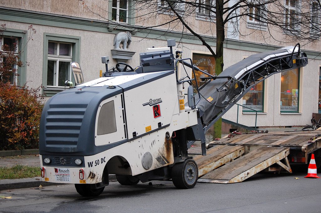 Asphaltfr�se (Kaltfr�se) vom Hersteller Wirtgen Typ W 50 DC der Fa. Rausch, 16.11.12 Berlin-Pankow.