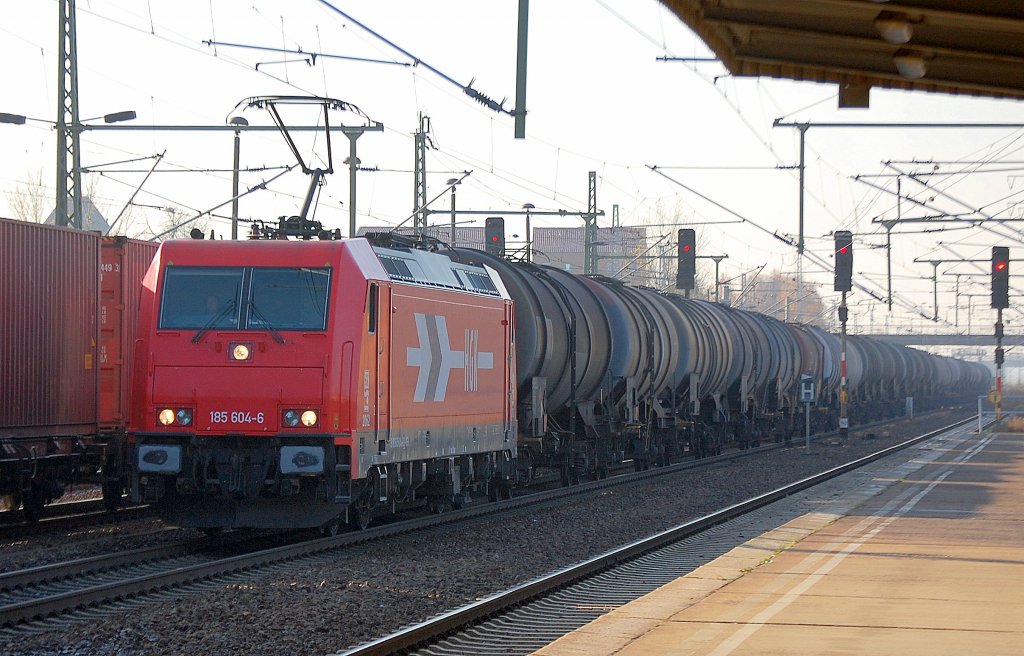 ATC HGK 2062/185 604-6 mit Kesselwagenzug am 14.11.12 Bhf. Flughafen Berlin- Sch�nefeld.