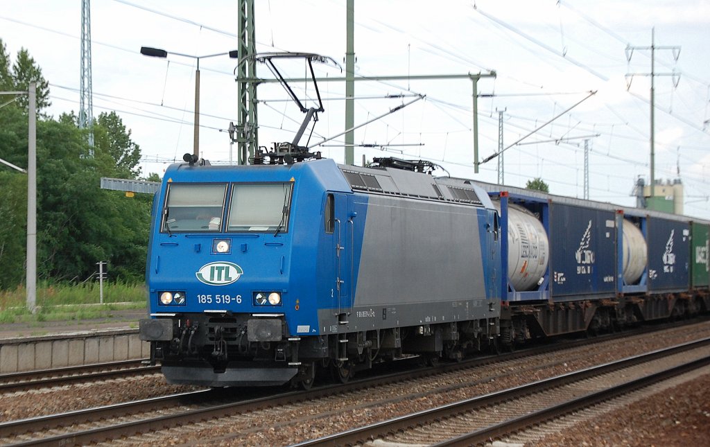 ATC Lok 185 519-6 (91 80 6185 519-6 D-ITL) von ITL mit Containerzug am 29.06.12 Bhf. Flughafen Berlin-Sch�nefeld.