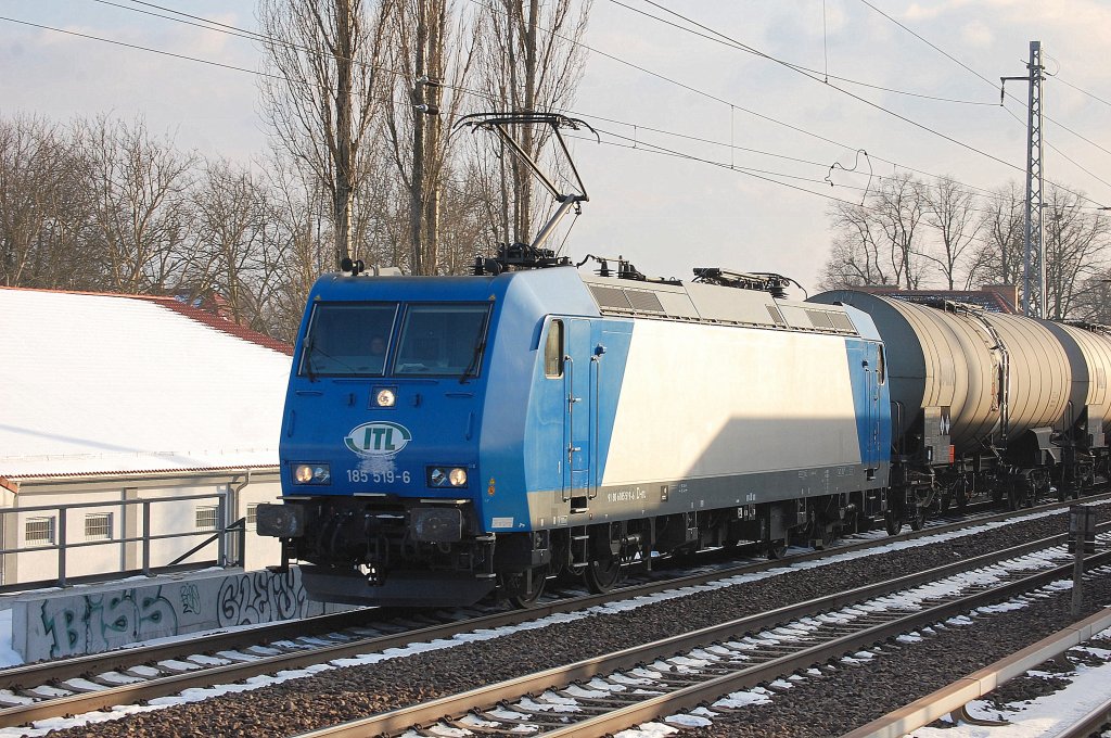 ATC-Mietlok 185 519-6 von ITL mit Kesselwagenzug Richtung Bernau, 14.03.13 Berlin-Karow.