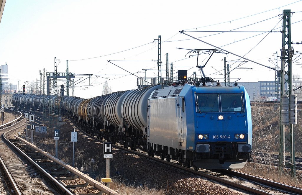 ATC Mietlok 185 520-4 von CFL-Cargo angemietet mit Kesselwagenzug kommt den leichten Abhang am Berliner Westhafen hinunter Richtung Berlin-Spandau, 05.03.13 S-Bhf. Berlin-Westhafen.