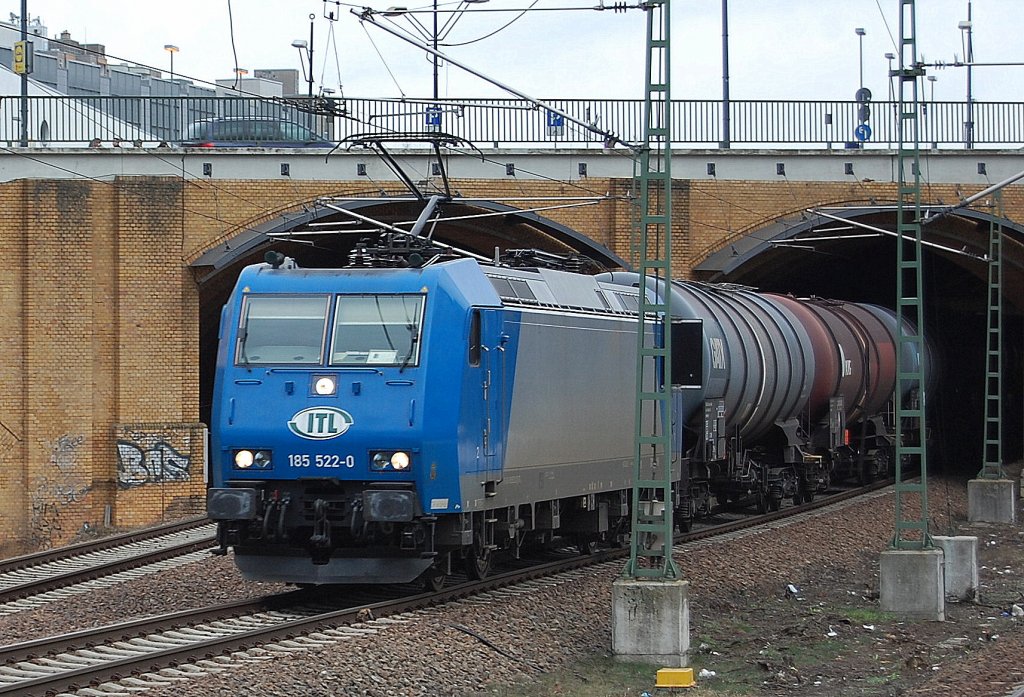 ATC Mietlok 185 522-0 von ITK mit einem sonnt�glichen G�terzug Kesselwagen bei der Bahnhofsdurchfahrt Berlin-Gesundbrunnen, 03.02.13