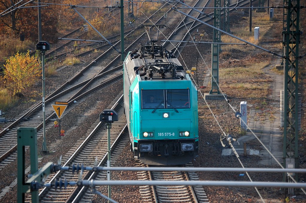 ATC Mietlok 185 575-8 verl��t nach Pause und Personalwechsel die Rangieranlage des ehemaligen Gbf. Berlin Moabit wahrscheinlich Richtung Schwedt, 20.11.12 Berlin Putlitzbr�cke.