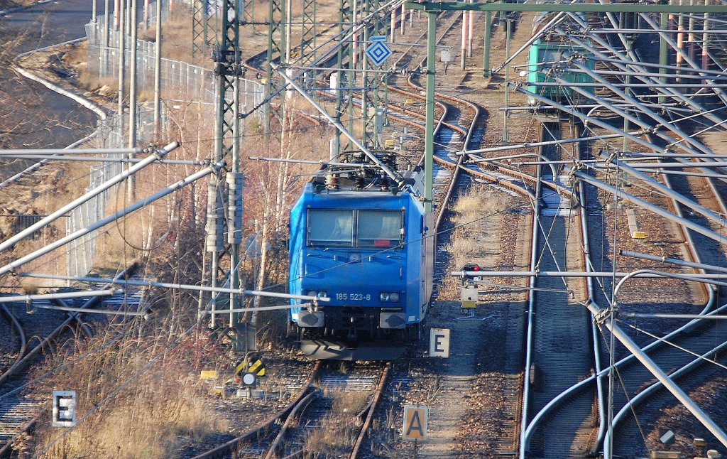 ATC-Mietlok von HGK 185 523-8 abgestellt gegen�ber dem Berliner Westhafen, 28.12.12 Berlin-Putlitzbr�cke.