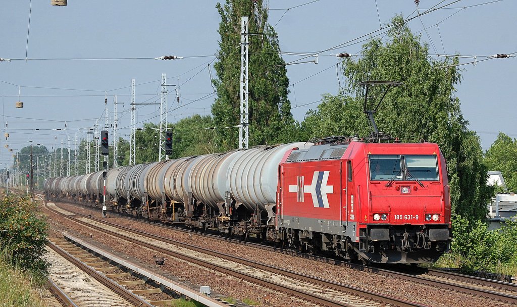 ATC Mietlok der HGK 2066/185 631-9 mit Kesselwagenzug am 20.06.13 Berlin-Karow.