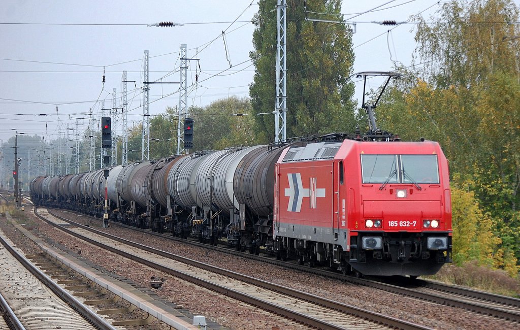 ATC Mietlok der HGK 2067/185 632-7 mit Kesselwagenzug am 11.10.12 Berlin-Karow.