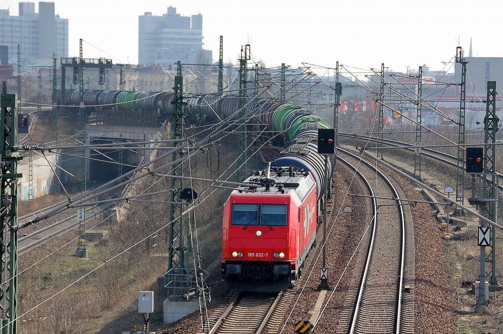 ATC-Mietlok der HGK 2067/185 632-7 mit Kesselwagenzug Richtung Berlin-Spandau, 17.04.13 Berlin-Putlitzbr�cke.
