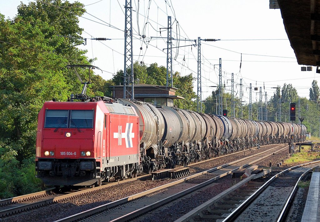 ATC Mietlok HKG 2062/185 604-6 mit Kesselwagenzug Richtung Bernau, 02.08.13 Berlin-Karow. 