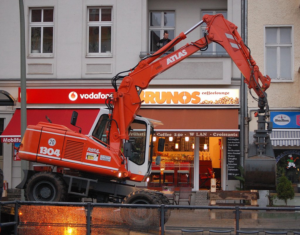 ATLAS 1304 AWE4 wird gerade vom H�nger gefahren, 16.10.09 Berlin-Pankow.