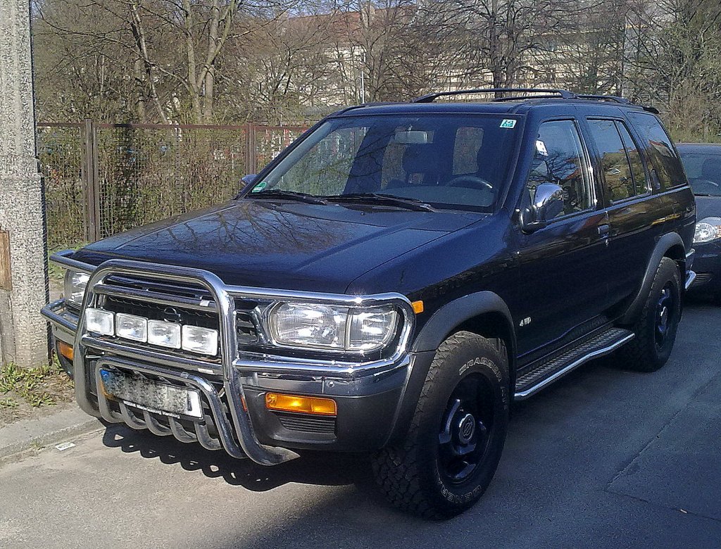 Auch dieser �ltere Nissan am Heck steht nur V6, ein Gel�ndewagen gibt R�tsel auf? ist es eine ganz fr�he Navara-Version oder ein US-Import?, jedenfalls ein beeindruckender Wagen der den moderneren Versionen in nichts nachsteht, Berlin-Pankow 28.03.12