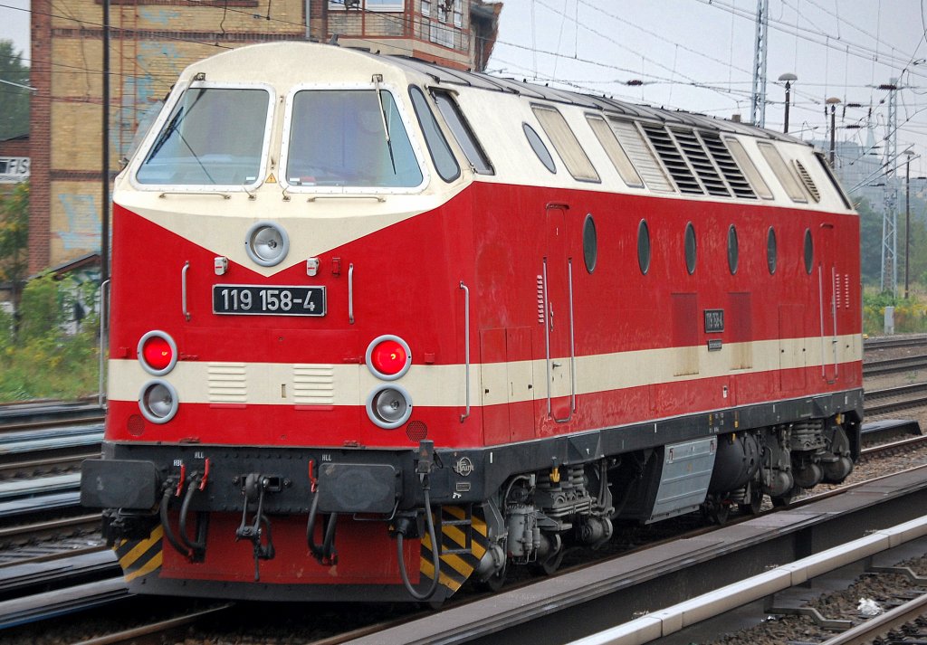 Auch die Berliner Dampflokfreunde mal wieder unterwegs, diesmal ohne Traditionszug mit ihrer 119 158-4, hier am Haltesignal Bhf. Berlin Greifswalder Str. Richtung Innenstadt, 09.09.10.  