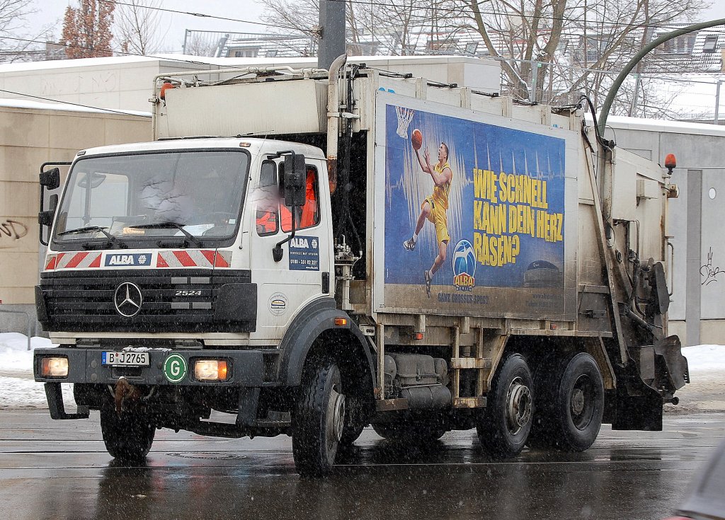 Auch dieses �ltere wei�e MB 2524 M�llentsorgungsfahrzeug ist f�r die Firma ALBA im Einsatz, 12.02.10 Berlin-Pankow.
