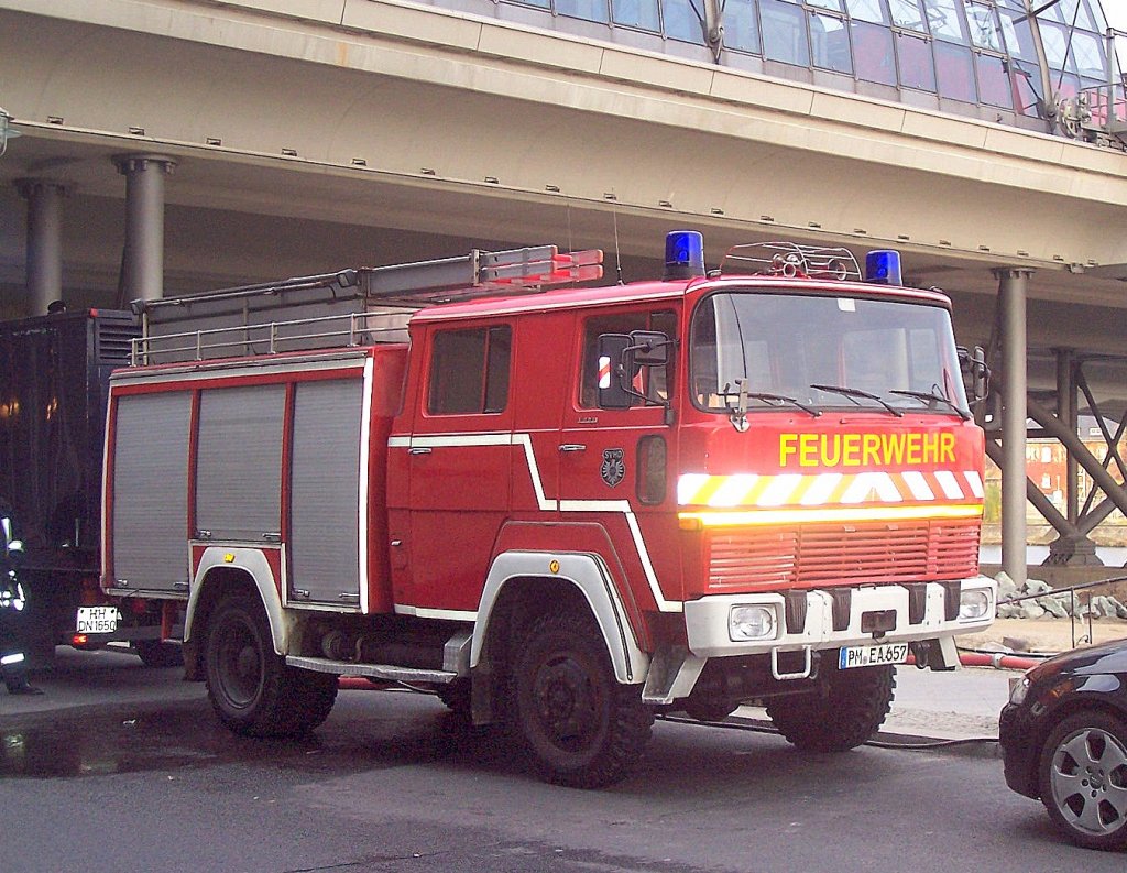 Auch dieses Feuerwehrfahrzeug, ein LHF? Typ? IVECO oder Magirus? geh�rt dem SVHD (Strassen-Verkehs-Hilfsdienst e.V.) im Einsatz bei Filmarbeiten auf dem Vorplatz des Berliner Hbf. im Herbst 2009.