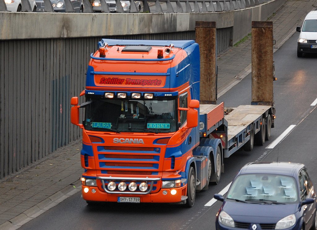 Auch die Fa. Schiller Transporte f�llt mit ihren farbigen SCANIA Zugmaschinen immer wieder ins Auge, hier als Sattelzug mit Tiefladebr�cke, 22.10.10 Berliner Stadtautobahn H�he Knobelsdorffstr.
