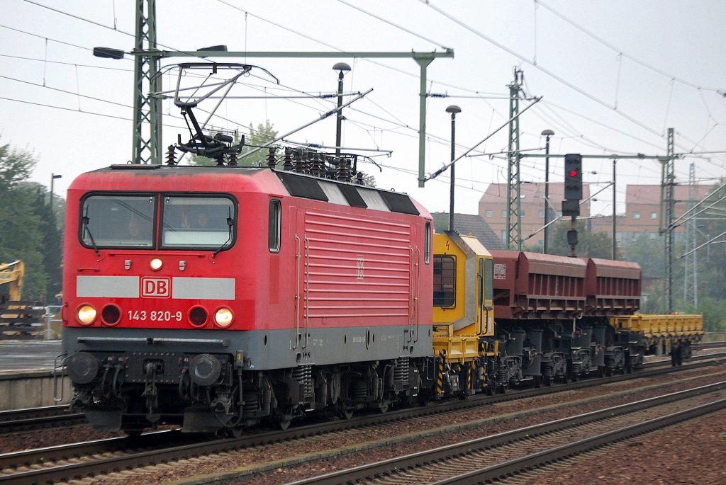 Auch diese Fuhre ist nicht allt�glich, 143 820-9 mit einem SKL 26 und zwei Sch�ttgutkippwagen + Drehgestellflachwagen (kleiner Bauzzug) bei der Durchfahrt im Bhf. Flughafen Berlin-Sch�nefeld, 09.09.10 