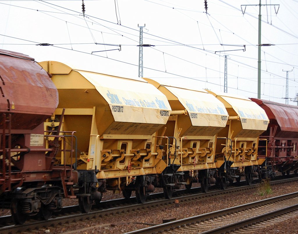 Auch diese gelben gedeckten Sch�ttgutwagen mit der Aufschrift skw. PIESTERITZ - Chemie f�r die Zukunft vom Typ Tds sind in der Slowakei eingestellt unter der Fa. EEWS, 03.10.09 Bhf. Flughafen Berlin-Sch�nefeld.