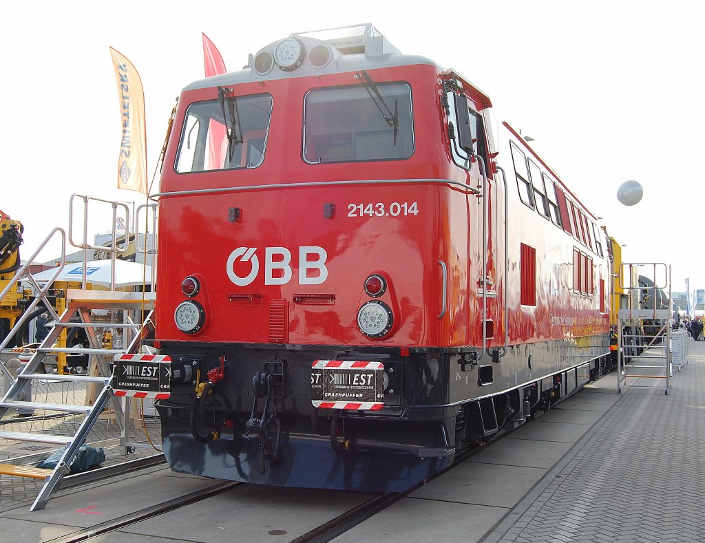 Auch die gute alte �BB Diesellokreihe 2143.014, wohl eher f�r die Zuschauertage zur Verf�gung gestellt, konnte besichtigt werden, 24.09.10 InnTrans 2010