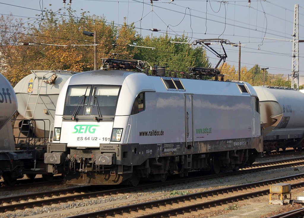 Auch heute begegnete mir noch mal die silberne ES 64 U2-101 (91 80 6182 601-5 D-HUPAC), die f�r die Fa. Raildox unterwegs ist, 12.10.10 Berlin-Greifswalder Str.