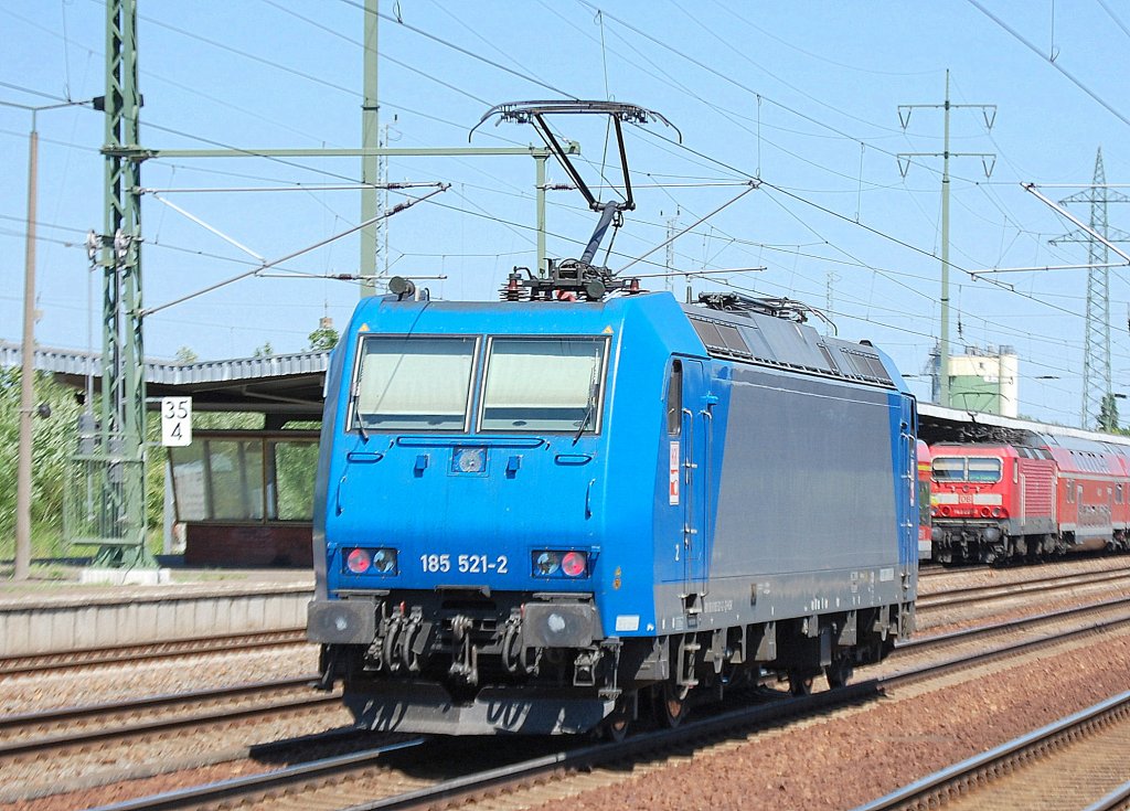Auch die HGK 185 521-2 (91 80 6185 521-2 D-HGK) war am heutigen Tag unterwegs auf Leerfahrt durch den Bhf. Flughafen Berlin-Sch�nefeld, 30.05.11