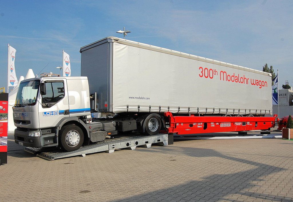 Auch hier wird noch mal sch�n pr�sentiert wie ein LKW-Auflieger auf ein Kombitragewagen der Bahn kommt, es ist ein Wagen vom Typ Sdmrss mit der Nr. 4977 146-3(P), 24.09.10 InnoTtrans 2010 