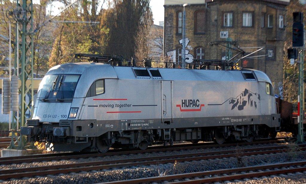 Auch dieser HUPAC Taurus ES 64 U2-100 (91 80 6182 600-7 D-HUPAC, Siemens Bj.2000) ist an Raildox seit l�ngerem vermietet, hier am 25.11.11 mit Leerzug Rungenwagen f�r Holztransporte unterwegs Richtung Berlin-Wedding, Bild von Berlin-Beusselstr.