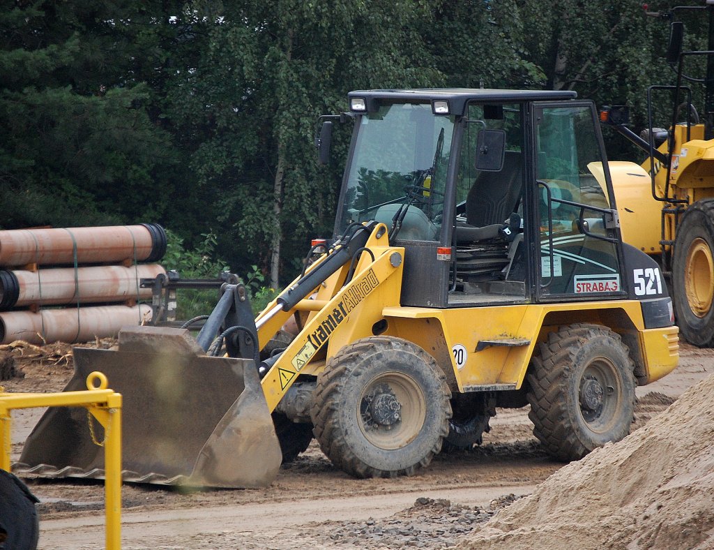 Auch dieser kramer ALLRAD Radlader Typ? der Baufirma STRABAG stand diesmal g�nstiger, 09.09.10 Baustelle Bhf. Flughafen Berlin-Sch�nefeld.