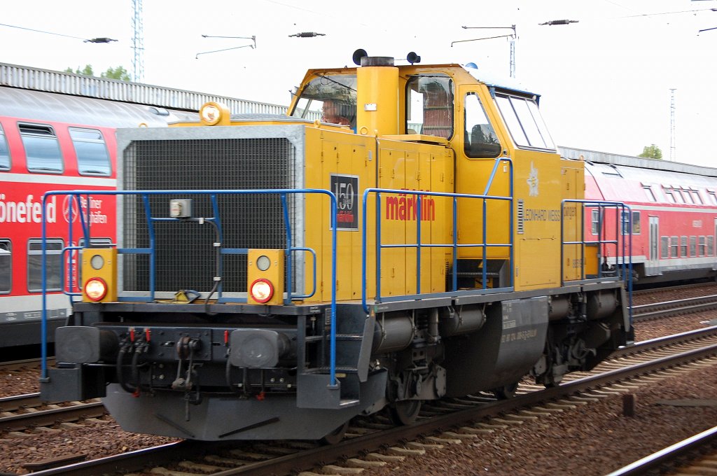 Auch LW 214.001 (92 80 1214 008-5 D-EVULW, MaK Bj.1965 ex DB 212 254) verl�sst den Bhf. Flughafen Berlin-Sch�nefeld, 18.08.10