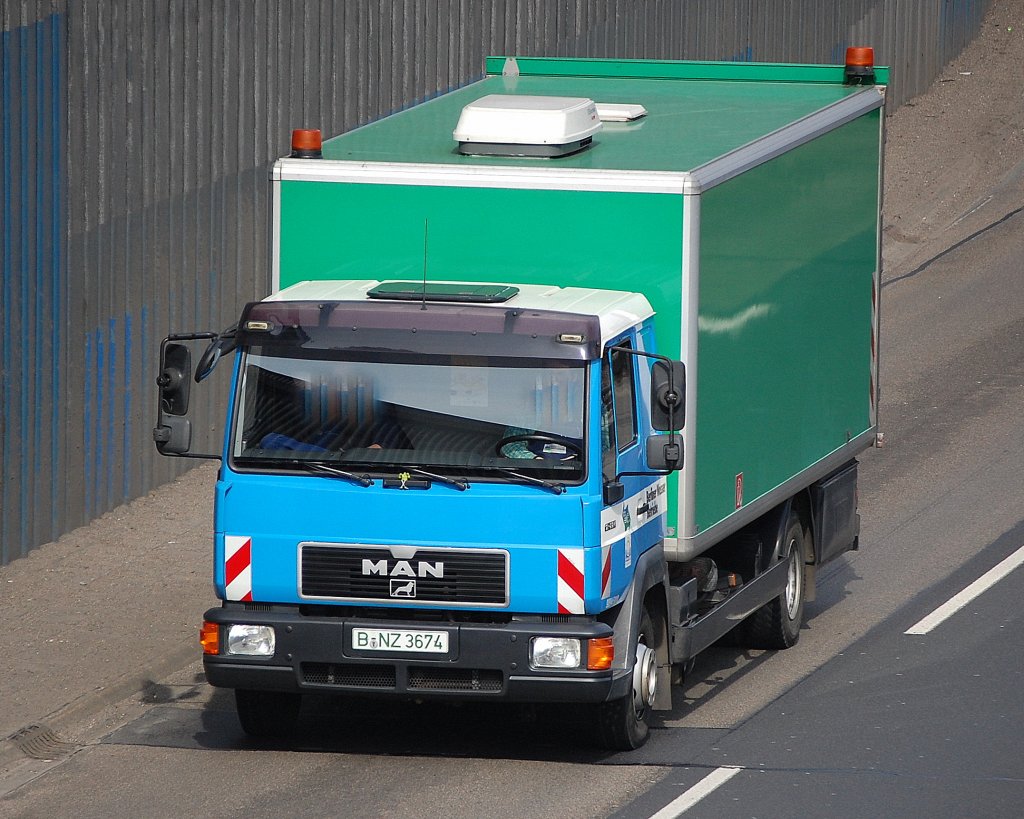 Auch dieser MAN Typ? mit Kastenaufbau ist schon �lteren Datums, er geh�rt den Berliner Wasserbetrieben, 24.03.10 Berliner Stadtautobahzn H�he Kaiserdamm.