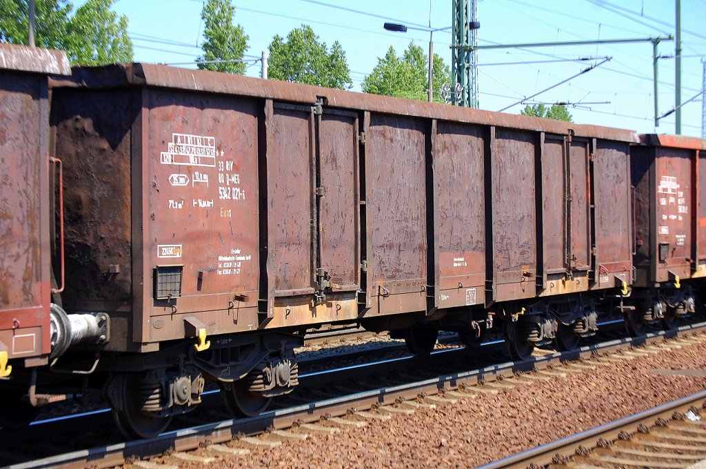 Auch die MEG besitzt eigne offene G�terwagen, hier der Wagen 33 RIV 80 D-MEG 5342 021-6 D-MEG vom Typ Eaos, 30.05.11 Bhf. Flughafen Berlin-Sch�nefeld.