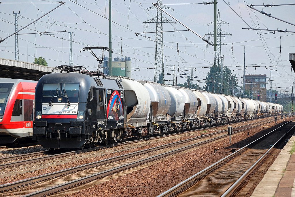 Auch die MRCE Dispolok der EGP ES 64 U2-002 war wider mit einem Ganzzug Zementstaubsilowagen unterwegs, 06.06.11 Bhf. Flughafen Berlin-Sch�nefeld.