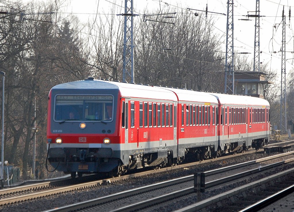 Auch neu f�r mich, der seit einiger Zeit verkehrende RE3 nach Eberswalde Hbf. mit 628 656 (95 80 0 628 656-0 D-DB) + 628 682 (95 80 0 628 682-7 D-DB) hier Richtung Bernau am 22.03.11 in Berlin-Karow.