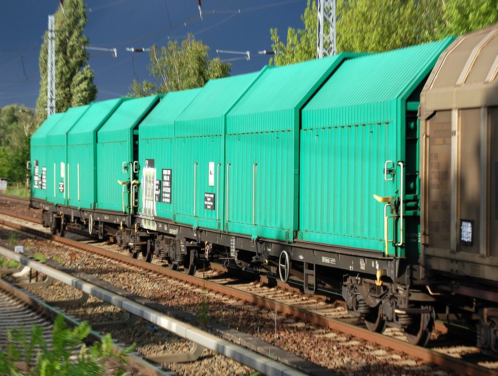 Auch in Polen gibt es gro�r�umige Telekopdachwagen mit vier Rads�tzen der polnischen RENTRANS CARGO SPOLKA Z O.O. aus Szczecin, im Bild der Wagen mit der Nr. 33 RIV 51 PKP 473 8 553-8 Sis, 28.05.09 Berlin-Karow.