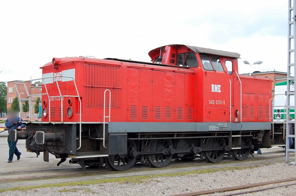 Auch die RME 345 033-5 (V60D, LEW Bj.1976) konnte man beim Tag der offenen T�r der Bomabrdier Werke Hennigsdorf auch innen bestaunen zum Anlass der 100 Jhre Feier, 18.09.10