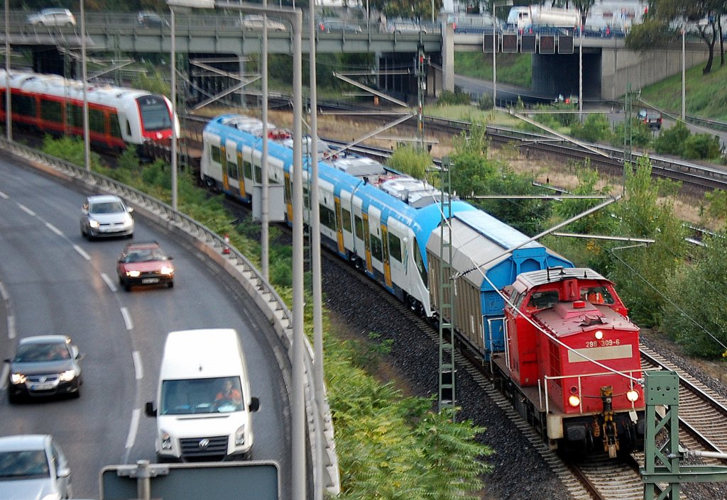 Auch schon am fr�hen Morgen werden die ersten Triebz�ge zum Messegel�nde in Berlin gefahren, es sind zwei STADLER Triebz�ge vom Typ FLIRT, der hintere auf jeden Fall f�r die NSB in Norwegen, der vordere nicht genau erkannt, Zuglok ist die 298 309-6, Berliner Innenring H�he Kaiserdamm am 17.09.10.