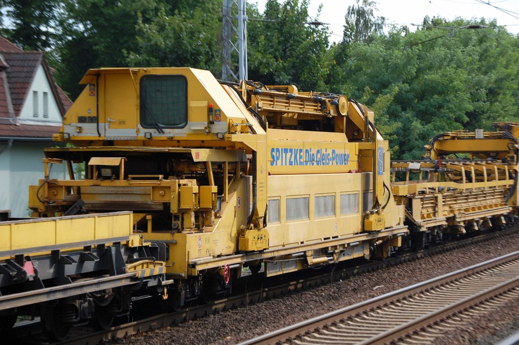 Auch diese Teilsegment geh�rt zum Schienenhandling vom Gleisbau-Umbauzug  HEINRICH DER STARKE , 25.07.08 Berlin-Karow.