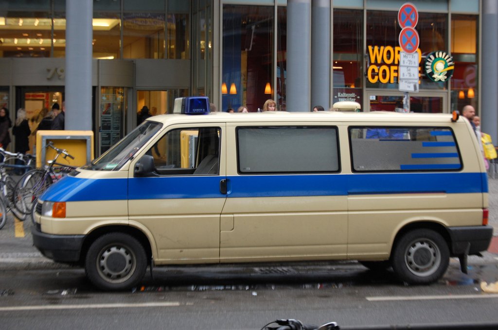 Auch dieser VW Krankentransporter mit blauen Warnstreifen gab seinen Betreiber nicht preiss, 07.03.09 Berlin Sch�nhauser Allee.