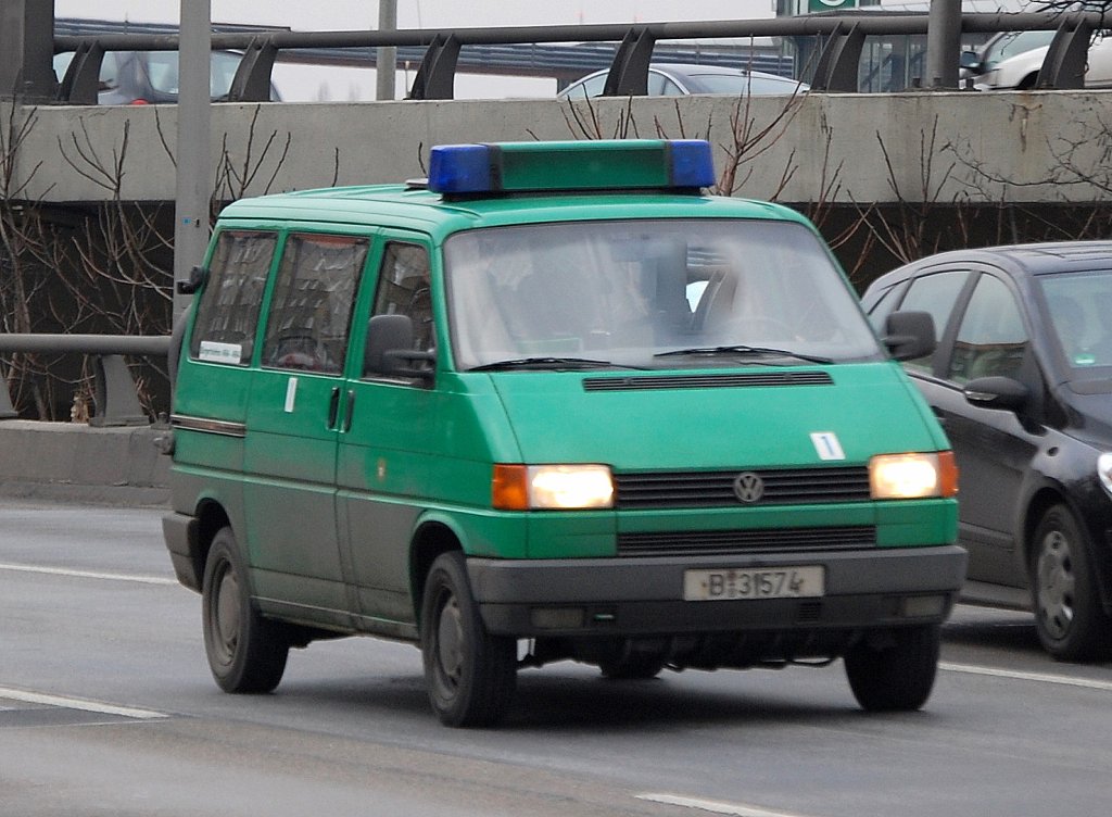 Auch dieser VW Transpoter T3? gibt mir R�tzel auf, klassisch gr�n und die Nr.1, ein F�hrungsfahrzeug der Bereitschaftspolizei oder sowas in der Art?, 05.02.09 Berliner Stadtautoabhn H�he Spandauer Damm Br�cke.