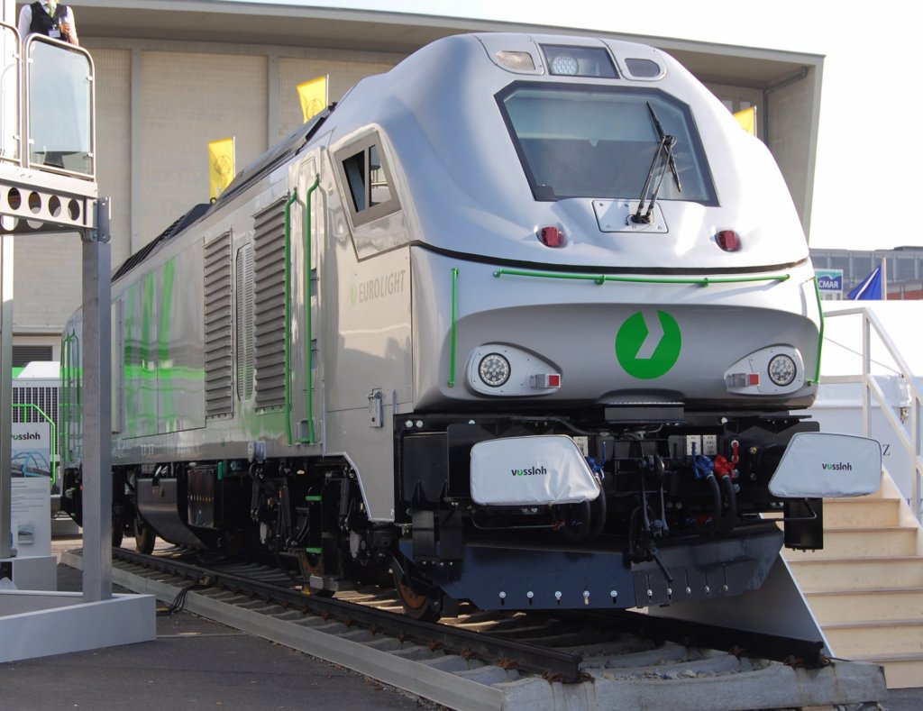 Auchh vossloh bringt wieder eine kraftvolle Diesel-Elektrik Lokomotive zur InnoTrans, die EUROLIGHT. Gef�llt mir ausgesprochen gut, nur schade das man sie in Deutschland wohl kaum einmal zu Gesicht bekommen wird, 24.09.10