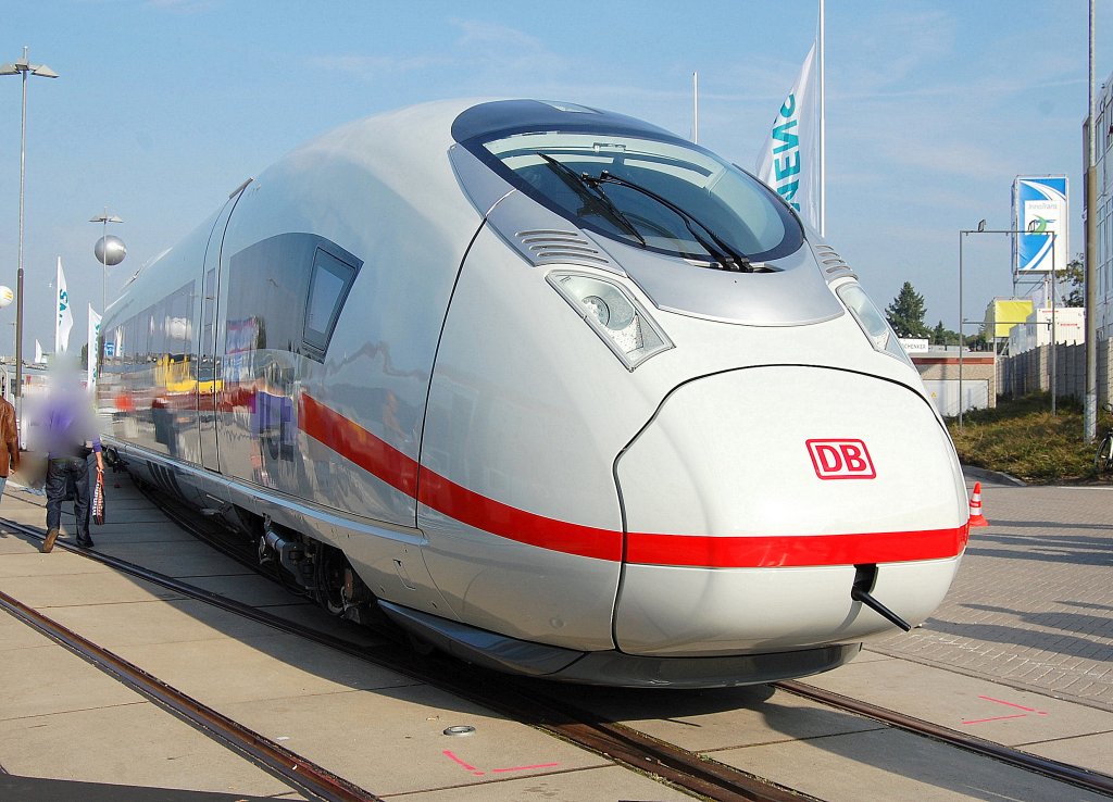 Auf Bilder war ich schon etwas verst�rt, bei hautnaher Sichtnahme war die Ent�uschung perfekt, das soll das Nachfolge-Modell des ICE 3 sein, beim Vergleich mit der Vielzahl vorgestellter Schnelltriebz�ge in Europa erst Recht mit Asien mit Abstand letzter Platz in Form und Design, die DB greift wie so oft in den Fettnapf bei ihrer Modellauswahl und erntet sicher keinen Beifall unter den Bahnfans und Siemens muss sich fragen lassen ob man das nicht auch besser kann, InnoTrans 2010 24.09.10 