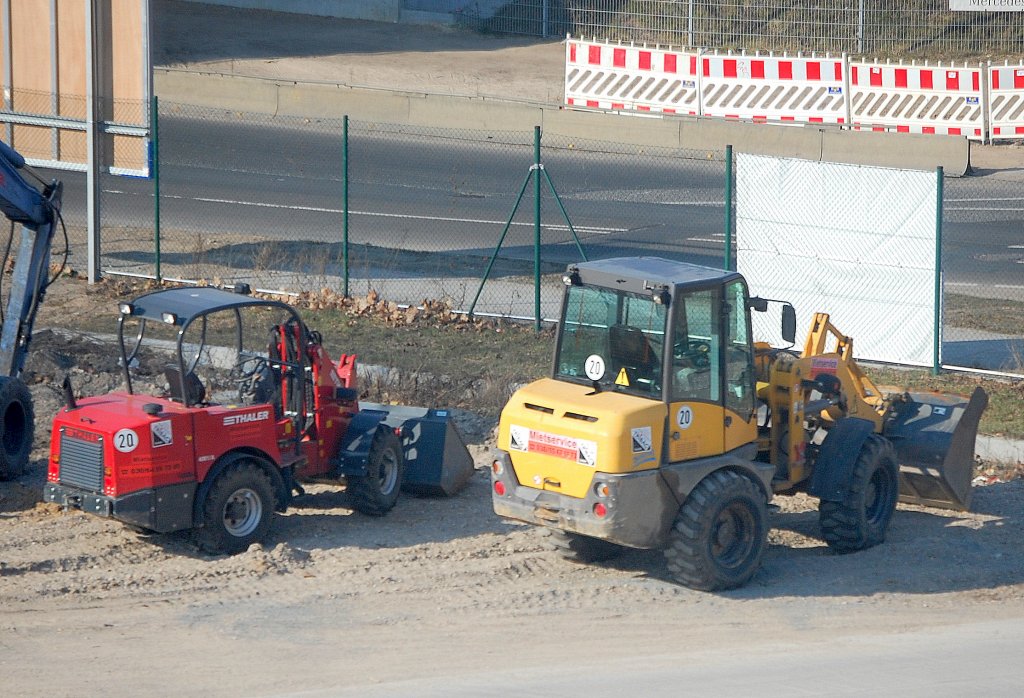Auf dem Hof einer Baumaschinenleasingfirma, ein kleiner THALER Knicklader Typ 4061/A in rot und daneben ein AHLMANN AL80, 22.02.11 Berlin.