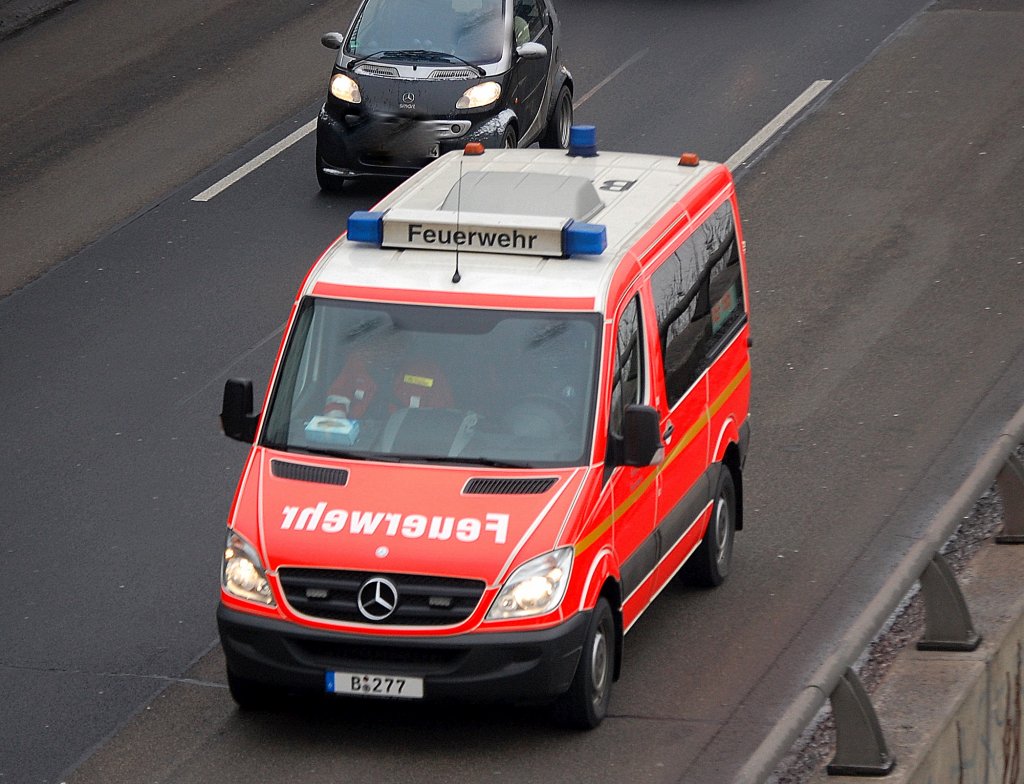 Auf dem Schild steht Feuerwehr, trotzdem m�sste es sich um ein Notarzteinsatzfahrzeug (NEF) der Berliner Feuerwehr handeln, 21.01.10 Berliner Stadtautoabhn H�he Knobelsdorffstr.