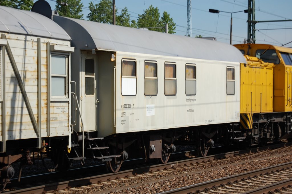 Aufenthaltswagen des Unkrautvernichtungszuges der Fa. Bayer mit der Nr. 60 80 092 3033-5 am 10.05.12 Bhf. Flughafen Berlin-Sch�nefeld.